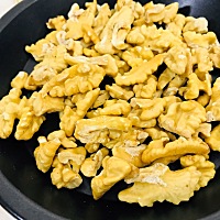 每天辅食必加的料，营养又好吃，胖丫超爱的。就是核桃皮褪的怀疑人生😂 前几天烤一次核桃，因为难蜕皮...