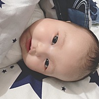 宝宝两个月了，每天都是我自己带的，最近晚上爸爸下班回来开始可以让爸爸抱，后面我出去洗漱的时候，宝...