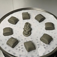 昨天做黑芝麻核桃酱破壁机里残留的的酱，不能浪费，加水打了一分钟，和面，做成黑芝麻馒头，也超香的。