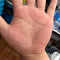 #手相面相手相算命# 手纹比较杂乱，事业不稳，没有定向，没什么比较大的财运。感情方面也不不顺，争吵不...