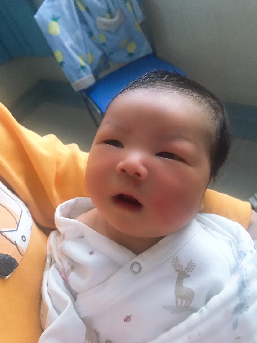 今天测黄疸有点高，老公跟阿姨去医院给宝宝照蓝光，看着发来的视频心疼死我了，真的当了妈才知道一有什么就心里紧张的要死，疼了一晚上才把你生下来，妈妈就希望你平平安安，健健康康。
