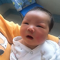 乐乐出生第7天 今天测黄疸有点高，老公跟阿姨去医院给宝宝照蓝光，看着发来的视频心疼死我了，真的当了...