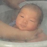 宝宝喜欢洗澡，在水里不哭不闹，一抱出来就哭。😄