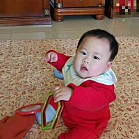 我和爸爸去出办事，奶奶把小子穿的红通通的那么喜庆，发过来给我们看😄
