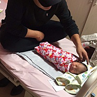 宝宝特别乖就拉了尿了醒了哭两声。 喂完奶就直接又睡了。白天醒一次玩很大一会。 一天一个模样。 太可爱...