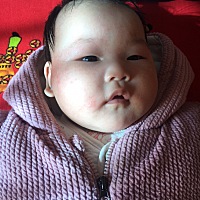 刚刚大的在我门房间睡，小的换尿布在笑，她就说，不能笑，等下吵醒了大的，她听到小的在笑，还跑过来再...