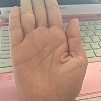 #手相面相手相算命# 你的生命线和智慧线重合超过一寸，表示遇事纠结思绪左右摇摆，比较缺乏安全感，感情...
