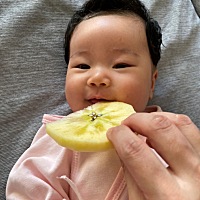 三个月，今天下午给她舔了人生中的第一口苹果，这表情记录一下😄