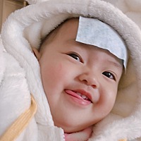 最近流感😷太严重了，我们一家人都没能幸免，哎～今天终于忍不住抱她去打了吊针，她哭得撕心裂肺的，...
