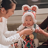 当初一直在考虑订婚和百岁要不要分开摆，甚至在怀孕之前，先领结婚证的时候就在想要不要把订婚给办了。...