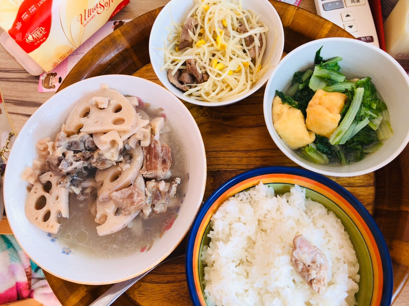 莲藕排骨汤 瘦肉炒豆芽 青菜