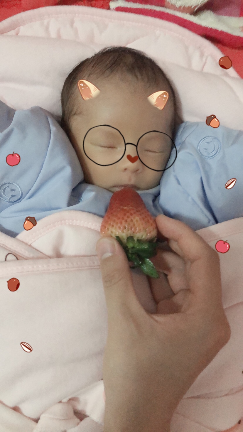 产后第五天在家里帮弟弟拍的照片哦