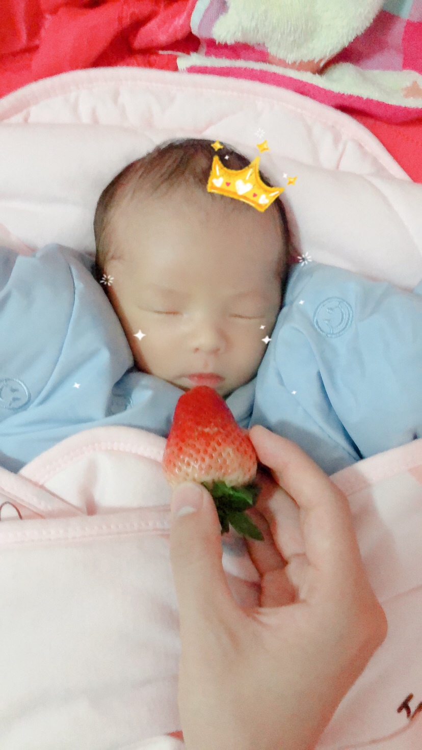 爸爸买给哥哥的草莓，哥哥送给弟弟吃的草莓