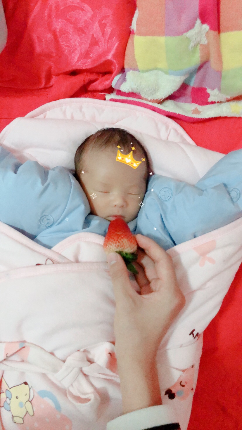 弟弟吃不了，但是我给拍下来，等他长大后告诉他，哥哥很疼他