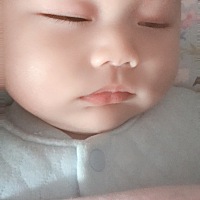 看你眼睛我就知道你在装睡😂，是不是因为为娘没抱你啊，为娘抱不动15斤的你了，胳膊抱酸了