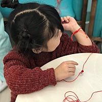 一看这个小宝宝就知道她将来肯定是一个贤妻良母的小可爱，哈哈哈