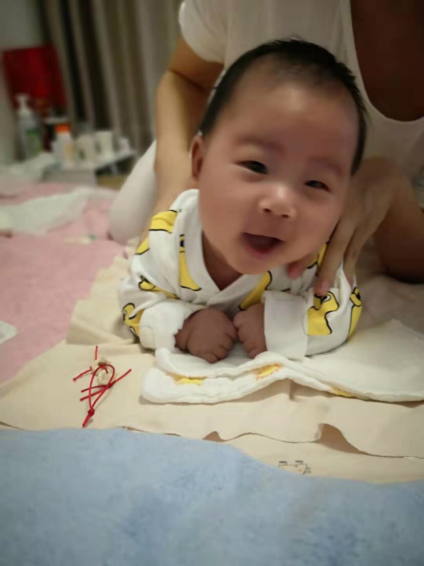 俩个多月的宝宝自己断了夜奶了 每天八点多起床 醒来就咯咯🉐️笑 睡觉的时候 连尿都攒肚了 醒来一泡节一泡的尿