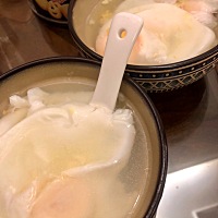 晚上婆婆和阿姨到我房间问我要吃些什么，答她们水泼蛋，于是没有商量好的她们……阿姨先来一碗，一会婆...