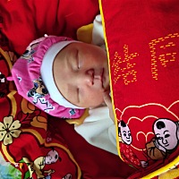 图是我的小外甥女，今天第四天 今天抱了一下我的小外甥女，我家宝宝就各种吃醋小表情，因为不会表达，不...