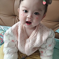 姑娘你真是个开心宝，爸爸和哥哥简直对你宠得不得了，估计长大了脾气也不得了🥰