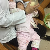 宝宝越大越不好好喝奶，抱着喝就左扭右扭的，非要站着喝奶，而且现在睡的越来越晚了，以前9点左右就睡了...