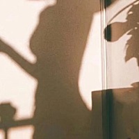 姨妈推迟了一星期没来 小腹左边疼了几天 也不想吃东西 总是犯困 就喝水尿频是怎么回事啊？急。 在线等