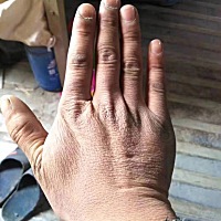 猜猜该手的主人是哪个年代的人？六零后？八零后？九零后？