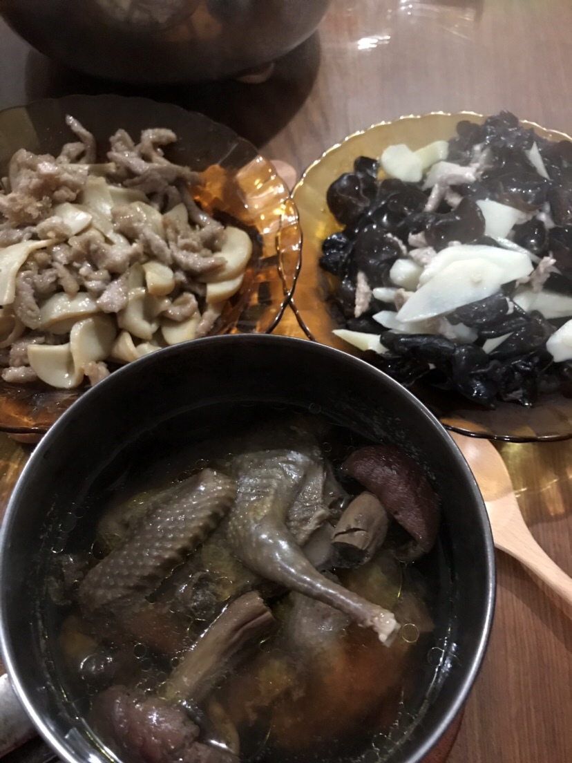 鸽子红菇汤 山药木耳炒肉 杏鲍菇炒肉