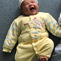 孩子一个月19天了，一直吃奶瓶，出了月子改吃奶头打死都不肯吃。出月子以后自己带孩子，可能一个是幸苦...