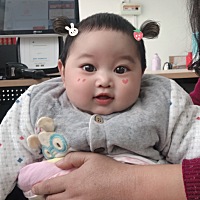 吃什么呢？老是抢我们手里的东西想吃，我们一吃就嘴巴直动还流口水