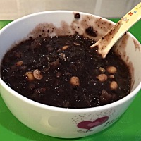 听月嫂说母乳喂养长大的孩子，身体会相对壮实，皮肤也会比较水嫩，但这要求宝妈要有充足的奶水来喂饱孩...