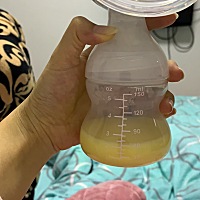 我是在孕产期前两天的时候生的，中午11点多肚子疼醒了，去厕所一看见红了，就浅粉色的那种，回来继续躺...