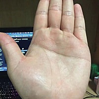 男生女手，而且事业线跟财富线止于感情线上，加上又是断掌。容易财色兼收哈😂😂😂