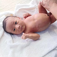 今天宝宝19天了，7.8斤。妈妈希望你快快吃胖点。
