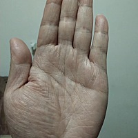 看到你的手，我知道你最近好烦、好烦、好烦...但是，苦尽甘来，坚持过完2022年，你就会解脱了。你的相是...