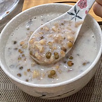很多宝妈在产后会喝很多油腻的肉汤来下奶，其实这是错误的下奶方法，这样做下奶的效果不明显，还会增加...