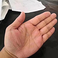 老牛吃嫩草的手😂老是碰到小妹妹😂