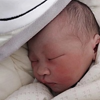 整个孕期无孕吐、无浮肿、没有任何反应，皮肤变好，孕期体重增加12斤，检查了几次说是佩琦一枚，生下来...