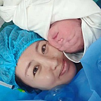 40 3去医院检查宝宝还没入盆也没发动，照了b超说孩子快8斤了，于是我决定不等了，直接刨腹产，12号早上7...