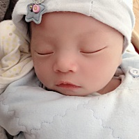 亲们有没有回奶的法子，求分享哦！ 下面分享我还没有满月的宝贝儿子照片～