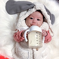 37天，长本事了，要自己端着喝奶了