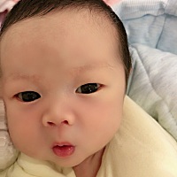 老是呛着，感觉没吃多少他就饱了！每次一吃我这奶就惊，他吞咽就费劲。