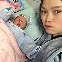 今天把宝宝接回来怕他不吃母乳了，结果小宝宝没有反抗，给他就吃了，小宝宝很疼妈妈！