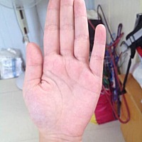从你的手型来看，倾向于金型掌。说明为人现实，踏实。有行动力，执行力。意志坚定，勤俭致富。就是有点...