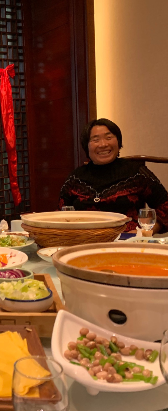 一个在月子期间只做西红柿炒鸡蛋和蘑菇炒鸡蛋 期间不打扫房间 月子期间两次想以借口回老家 要不是老公要求她早已跑回家 一出月子30天立刻回家 孩子的纸尿裤她不会换 她说她不会带孩子 这些都算了更加搞笑的是 她在我月子期间孩子半夜哇哇大哭 她睡得呼噜声巨响 看孩子都不看 结果半天假惺惺孩子不哭不闹她要抱 以至于现在孩子养成不哭也要人抱  在月子期间孩子难受半夜哇哇大哭我内心崩溃哭了 她连进房间都不进 结果婆婆不仅仅不安慰还让我老公和我离婚 孩子满月时收的礼钱一共3万 结果孩子满月不到3天把钱都拿走了 我内心无比恨她 我不仅仅要带孩子欢要做饭做家务 她回去了也不闻不问 真的 我内心此时此刻想对她千刀万剐