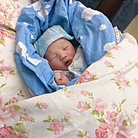 出来一起过平安夜了，6.2斤男宝，宝宝心疼妈妈，来医院不到2个半小时，进产房不到半小时就出生了