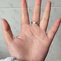 感情线向下羽纹过多，而且还有星字纹生成，二婚是肯定的了，跟兄妹无缘，本来是有兄妹的手，但是兄妹成...