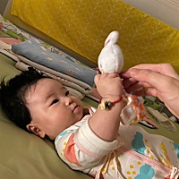 样样今天一百零二天了，她现在会发出笑声，你在她的脖子上，或者是肚皮上亲她的时候，她就会发出哈的一...
