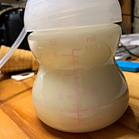 隔了三个多小时吸奶，两点多小朋友吸了一边一小会儿……开心……