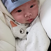 宝宝早上起来咳嗽了三四回，带去医院给医生看，说喉咙有点红，验血没什么，开了点阿莫西林吃，宝宝28天...